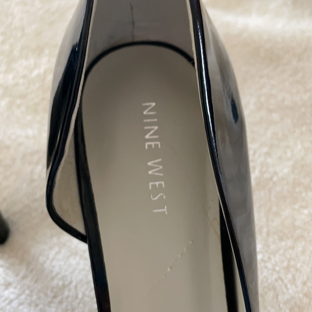 Black patent peep toe pumps. - Picture 6 of 6